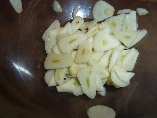 Preparing garlic 2