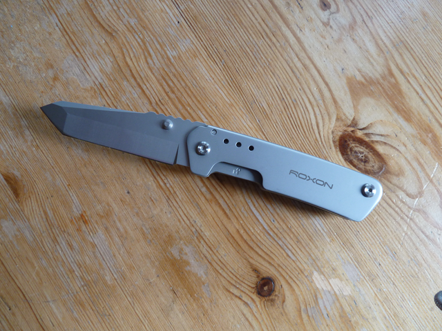 Roxon knife blade open