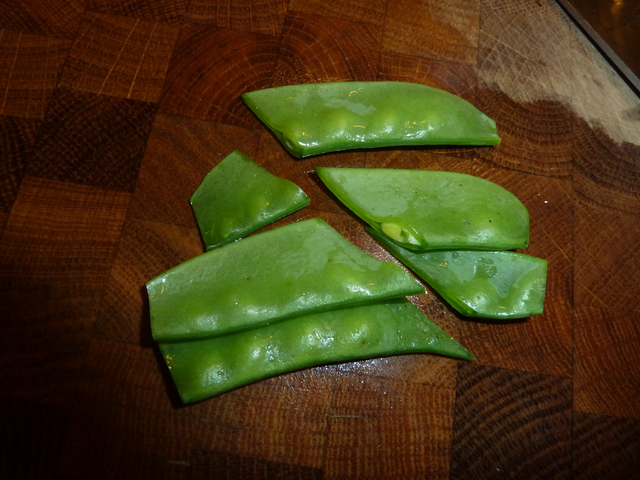 Preparing mange tout 1