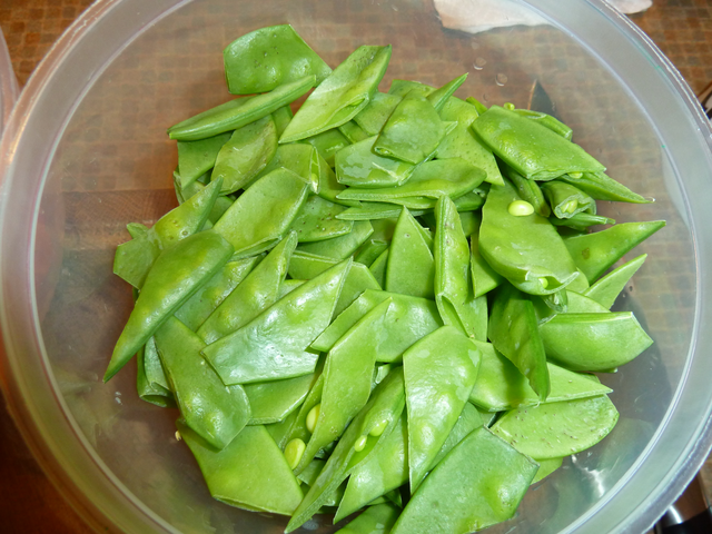 Preparing mange tout 2