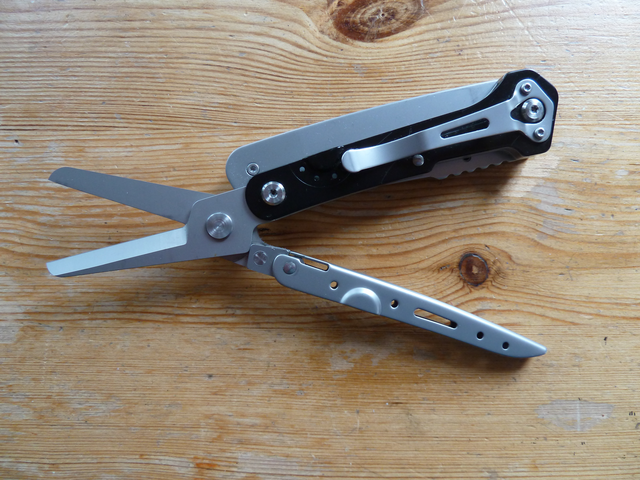 Roxon knife rear view, scissors open